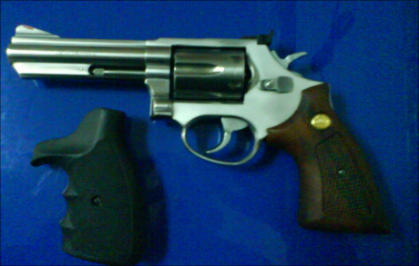 Lo dicho. Vendo revolver Taurus modelo 699 de 4". Calibre 357 (obviamente 38 spl). Cachas originales 00