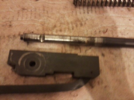 Curioso sistema, salen a rosca y la bocacha tambien Foto0005.jpg 
el cañon lo traba el tornillo del alza 02