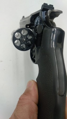 Buenas a todos,
Un amigo me pide que le anuncie para vender este revolver marca SMITH & WESSON calibre 02