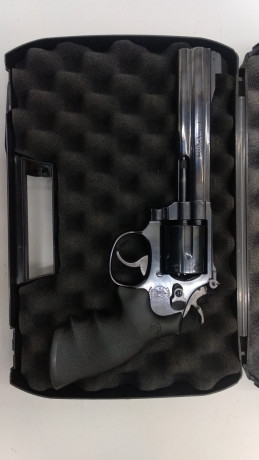 Buenas a todos,
Un amigo me pide que le anuncie para vender este revolver marca SMITH & WESSON calibre 00