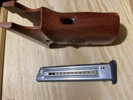 Se vende o cambia,empuñadura original en madera nueva  y  1 cargador S/W 22A
 Precio 75€ 01