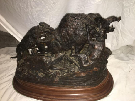 Pongo a la Venta una Escultura de un amigo de Bronce - Escena de Caza de un Jabalí atacado por perros 01