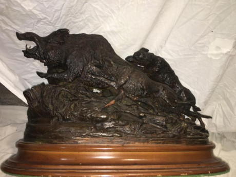 Pongo a la Venta una Escultura de un amigo de Bronce - Escena de Caza de un Jabalí atacado por perros 00