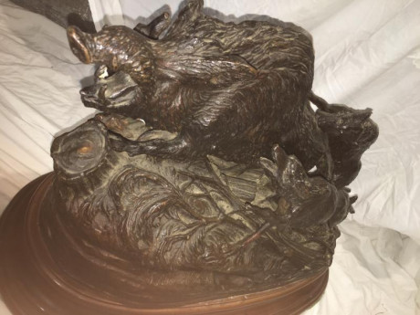 Pongo a la Venta una Escultura de un amigo de Bronce - Escena de Caza de un Jabalí atacado por perros 21