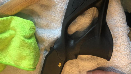 Buenas compañeros
A ver si alguno me puede ayudar.

Quiero desmontar la culata de un Blaser r8 ultímate.
Le 01