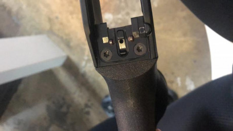 Buenas compañeros
A ver si alguno me puede ayudar.

Quiero desmontar la culata de un Blaser r8 ultímate.
Le 00