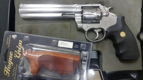 Vendo Colt King Cobra Inox 6" en Barcelona. 
Empuñadura hoguera nueva y estuche.
Guiado en F Como 01