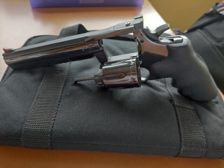 Vendo revólver Wesson Firearms calibre 357 magnum, 6 pulgadas.
Cacha de goma monogrip hogue.
Poco uso, 00