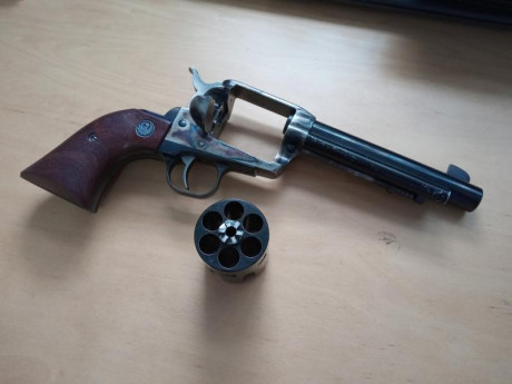 Hola compañeros ,vendo revólver Ruger Vaquero calibre 45 LC. de 5 pulgadas y media , guiado en F, 
 se 00