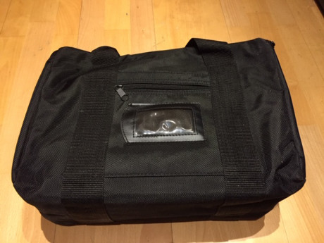 Vendida nueva a estrenar, bolsa tirador 40x25x15 cm. Material tipo cordura muy resistente. Incluye correa 02