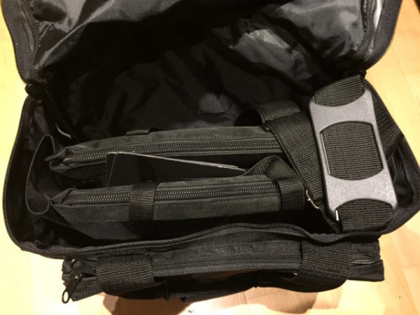 Vendida nueva a estrenar, bolsa tirador 40x25x15 cm. Material tipo cordura muy resistente. Incluye correa 01