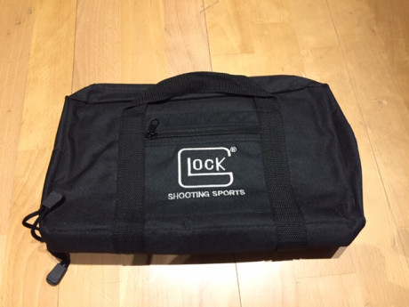 VENDIDA  nueva a estrenar. Bolsa de cordura Glock con asas de transporte, cremallera muy robusta, alojamiento 00