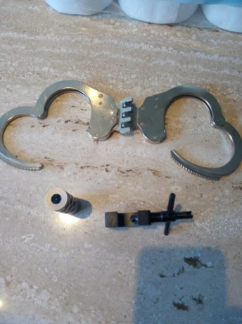 Grilletes alcyon 30€
Bocacha apagallamas bergara para calibre 222. 90€
Llave de mover punto de mira de 01