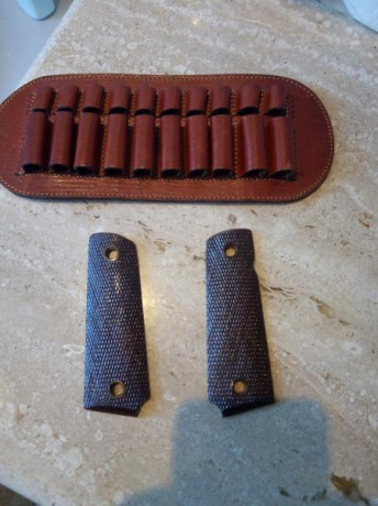 Cachas de pistola 1911 plástico o vaquelita 15€
Catuchera balas rifle cinto. 20€ 01