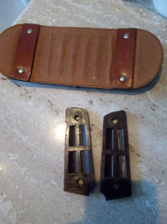 Cachas de pistola 1911 plástico o vaquelita 15€
Catuchera balas rifle cinto. 20€ 00