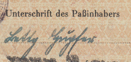  EN RECUERDO Y HOMENAJE A LOS QUE YA NO ESTÁN. 

Si pones en  GOOGLE    PASAPORTES EN LA MEMORIA   da 122