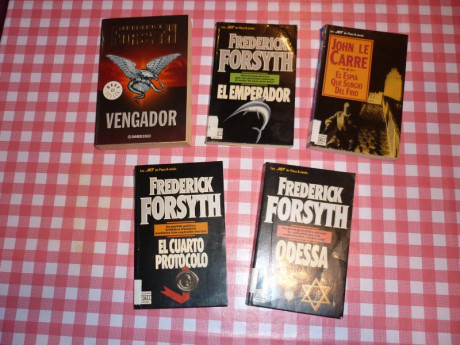 Vendo estos diez libros de temática policial y espionaje, los autores son mas que conocidos.
12 euros 01
