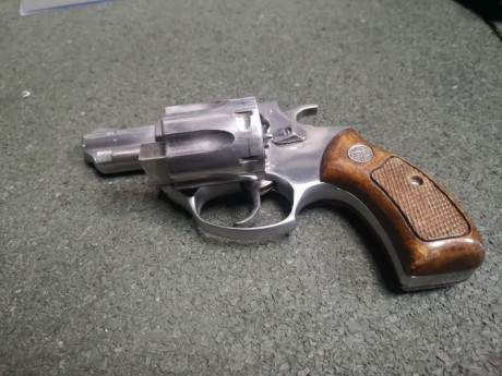 Buenas a todos:
Un amigo, vende un revólver Astra 680 en INOX propiedad de su mujer. El Revólver está 01