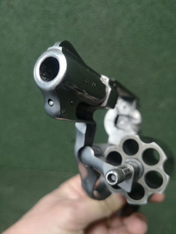 Buenas a todos:
Un amigo, vende un revólver Astra 680 en INOX propiedad de su mujer. El Revólver está 11