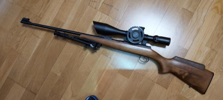 Vendo la carabina que se ve en las fotos, con un cargador de 5, con el visor que se ve, y con su bípode.
La 01