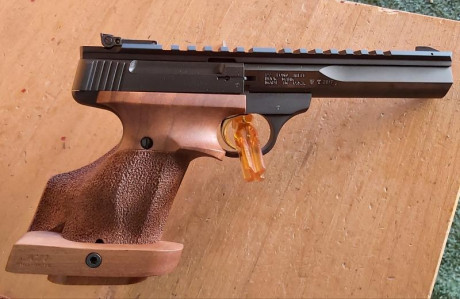 Vendo pistola con sus cachas originales y la anatómica que se le ve puesta.
Está en muy buen estado. 500 00