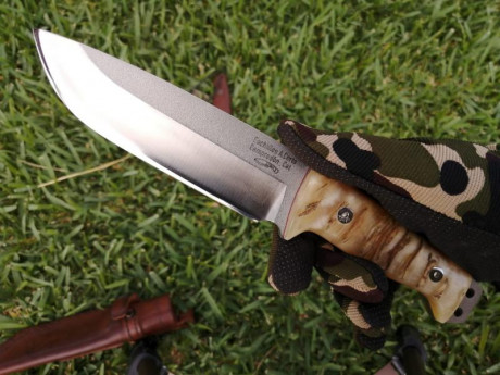 Vendo este cuchillo realizado por el maestro artesano Angel Corts con funda de cuero realizada también 02