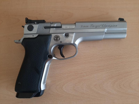 Vendo pistola Smith&Wesson Target Champion. Calibre 9 mm. Dos cargadores. Usada solo para precisión. 02