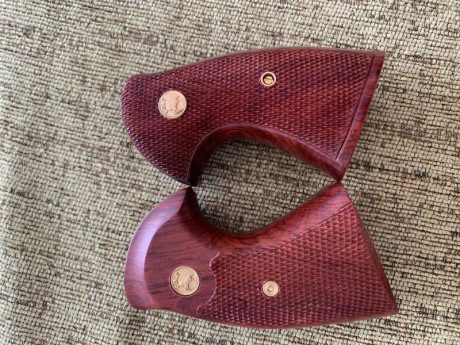 Vendo cachas para Colt Python nuevas ,   Precio 70€ cada una puestas en casa del comprador.  Tlf 652500517. 01