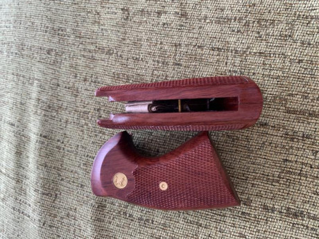 Vendo cachas para Colt Python nuevas ,   Precio 70€ cada una puestas en casa del comprador.  Tlf 652500517. 00