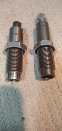 Set de  dos  dies LEE del  300  Winchester Magnum  
Buen estado .
 Están en Madrid
25  Euros 00