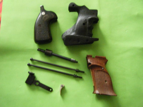 Se vende el siguiente lote de piezas de tiro, que he encontrado al hacer limpieza:
LA CACHA DE S&W 00