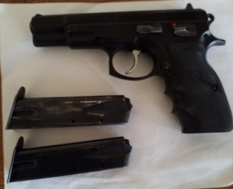 Vendo Brno CZ75
Calibre 9 mm. P
Un solo propietario con guia A
Cachas Hoge
Esta en Alicante
Se puede guiar 30