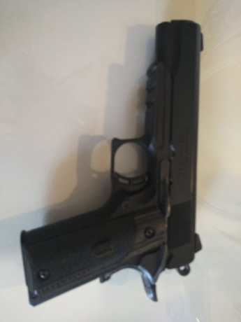 Pues lo dicho , vendo Browning modelo 1911 Black lebel del calibre 22 , guiada en F. con estuche original 00