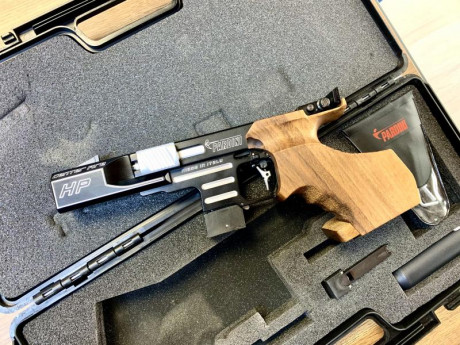 Un buen amigo, que deja la afición, me ha pedido que anuncie a la venta esta magnífica pistola. Ideal 10