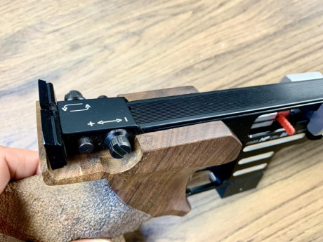 Un buen amigo, que deja la afición, me ha pedido que anuncie a la venta esta magnífica pistola. Ideal 22