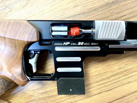 Un buen amigo, que deja la afición, me ha pedido que anuncie a la venta esta magnífica pistola. Ideal 21