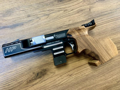 Un buen amigo, que deja la afición, me ha pedido que anuncie a la venta esta magnífica pistola. Ideal 32