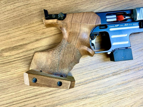 Un buen amigo, que deja la afición, me ha pedido que anuncie a la venta esta magnífica pistola. Ideal 31