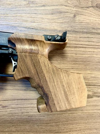 Un buen amigo, que deja la afición, me ha pedido que anuncie a la venta esta magnífica pistola. Ideal 30