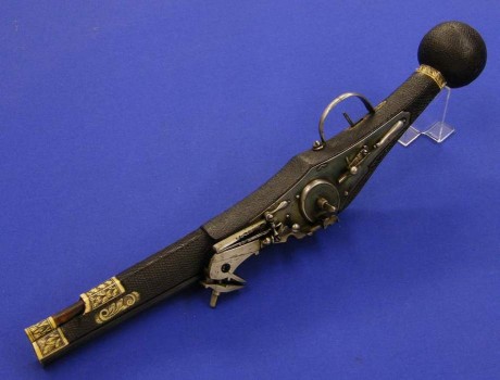 Voy a colocar unas fotos de un arma larga alemana de llave de mecha del siglo XVI. 81