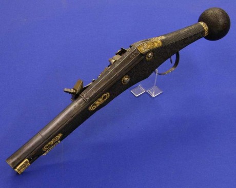 Voy a colocar unas fotos de un arma larga alemana de llave de mecha del siglo XVI. 80
