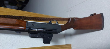 Un amigo vende su escopeta Benelli modelo sl121 con cañon estriado para balas con alza y punto, y visor 10