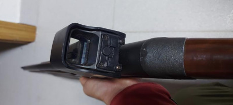 Un amigo vende su escopeta Benelli modelo sl121 con cañon estriado para balas con alza y punto, y visor 22