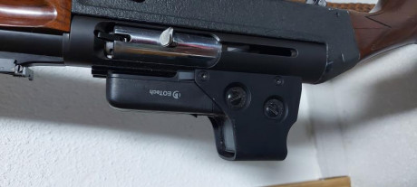 Un amigo vende su escopeta Benelli modelo sl121 con cañon estriado para balas con alza y punto, y visor 20
