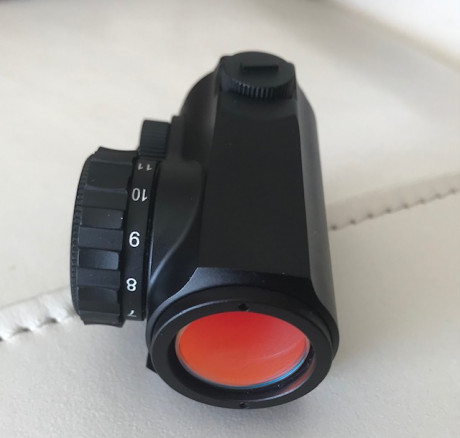 Se ofrece un magnifico punto rojo MINOX RV-1, nuevo, estuche completo como sacado de tienda, no usado. 02