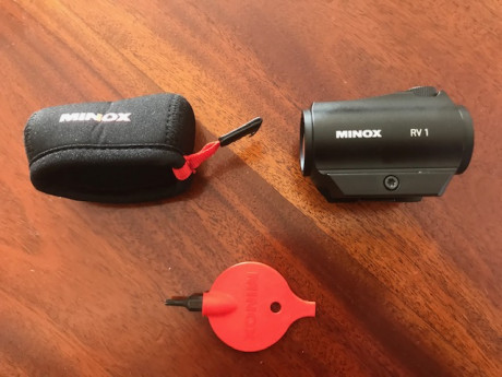 Se ofrece un magnifico punto rojo MINOX RV-1, nuevo, estuche completo como sacado de tienda, no usado. 01