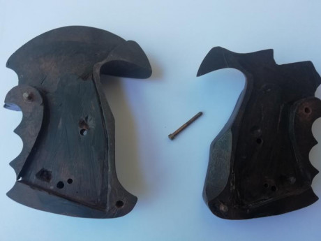 Hola! 
Se venden cachas anatómicas para revolver S&W K-14 también le valen al Astra Mach. Precio 45,00€ 01