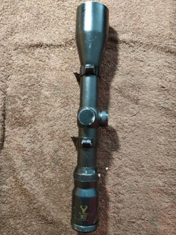 Visor con tubo de 30, 3-9 aumentos, campana de 40 y anillas desmontables.
Poco puedo contar de el ya que 00