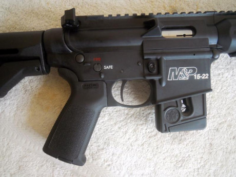 Vendo carabina semiautomática Smith&Wesson MP15-22, calibre 22 LR, ultimo modelo con guardamanos M-Lok, 10
