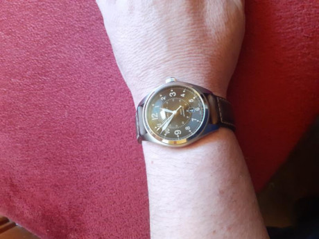 Buenos días :
Pongo a la venta este precioso reloj Hamilton con mecánica suiza automática que compré en 00